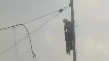পুরুলিয়া ২: মফস্বল থানার রুদড়া এলাকায় বিদ্যুতস্পৃষ্ট হয়ে আহত ব্যক্তি, আনা হল পুরুলিয়া দেবেন মাহাত মেডিক্যাল কলেজে
