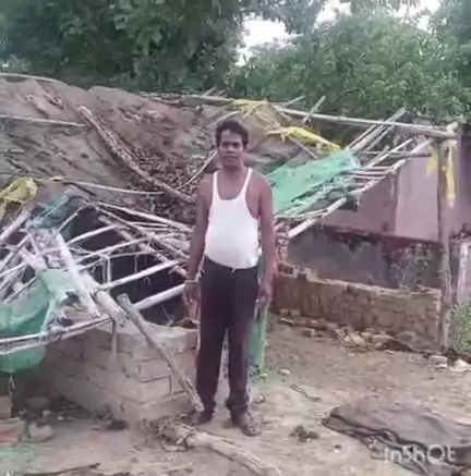 अनूपपुर: ग्राम दैखल में तेज़ आंधी-तूफान के कारण गिरा कच्चे मकान का छप्पर, पीड़ित ने सहायता राशि देने की मांग की