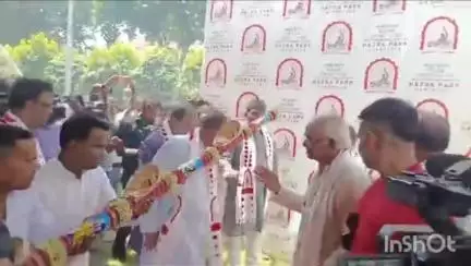 কলকাতা: কলকাতার সেরা দুর্গা পুজোগুলির মধ্যে অন্যতম হাজরা পার্ক দুর্গোৎসবের খুঁটি পুজো অনুষ্ঠিত হল, মন্ত্রী ও মেয়র