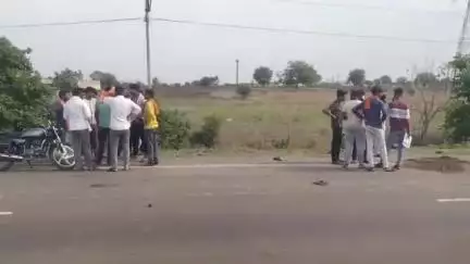 बसमत: मालेगाव राज्य रस्त्यावरील मुरुंबा पाटीजवळ झालेल्या दुचाकी अपघातात एक युवक जागीच ठार, तर दुसरा गंभीर जखमी