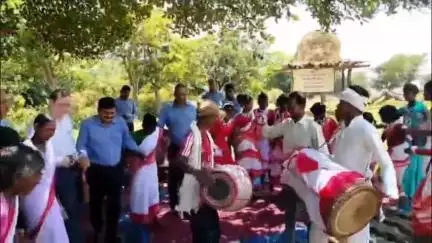 लोहरदगा: घोड़ापाथर बालवाड़ी केंद्र का CII सर्वेक्षण दल ने किया दौरा, बच्चों ने झारखंडी नृत्य से किया स्वागत