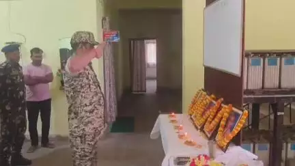 कुकड़ू: तिरुलडीह थाना परिसर में कुकड़ू हाट में शहीद हुए 5 जवानों को मौन रखकर दी गई श्रद्धांजलि