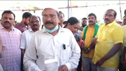 పాలకొల్లు: పట్టణానికి చెందిన మహమ్మద్ సయ్యద్ వలికి రూ.6.50 లక్షల సీఎం సహాయనిధి చెక్కును అందజేసిన మంత్రి రామానాయుడు