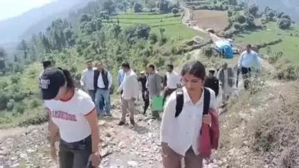 चांदपुरधार में पर्यटन की संभावनाओं को तलाशने 8 किलोमीटर की पैदल यात्रा पर निकले उद्योग मंत्री हर्षवर्धन चौहान