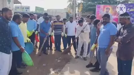 త్యాగరాజు నగర్‌లో స్వచ్ఛ సేవా-స్వచ్ఛ హిందూపురం కార్యక్రమంలో పాల్గొన్న మున్సిపల్ ఛైర్మన్‌ రమేష్ కుమార్, కమిషనర్ మల్లికార్జున