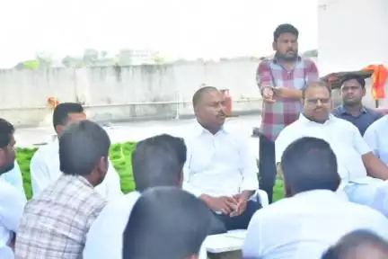 నిర్మల్: స్థానిక ఎన్నికల్లో బీజేపీ కార్యకర్తలు గెలుపే లక్ష్యంగా పనిచేయాలి: పట్టణంలో ఎమ్మెల్యే మహేశ్వర్ రెడ్డి