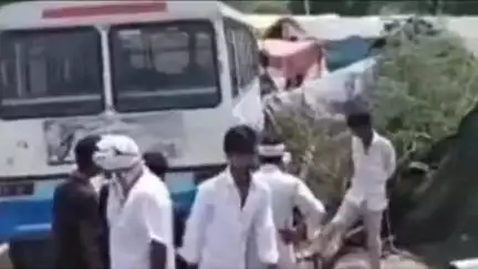 अटेली: खोड़ रोड पर रोडवेज़ बस लोहारों की बस्ती में घुसी, एक व्यक्ति घायल व 3 बकरियों की हुई मौत