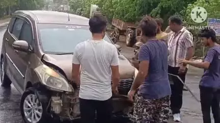 नीमच नगर: शोरूम चौराहे के समीप दो कारों के बीच हुई टक्कर, घटनास्थल पर पहुंचीं कैंट थाना प्रभारी