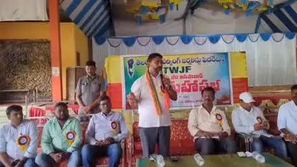 సిర్పూర్ టి: జర్నలిస్టుల సమస్యల పరిష్కారానికి కృషి చేస్తానని కాగజ్ నగర్‌లో హామీ ఇచ్చిన ఎమ్మెల్యే డాక్టర్ పాల్వాయి హరీష్ బాబు
