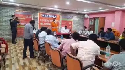 नाला: प्रखंड सभागार में एनडीआरएफ टीम ने आपदा प्रबंधन का दिया प्रशिक्षण, CO, OC और उप प्रमुख रहे मौजूद