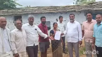 పరిగి: మైసమ్మ చెరువు తండాలో లబ్ధిదారులకు ఇందిరమ్మ ఇళ్ల ప్రొసీడింగ్‌ల అందజేత