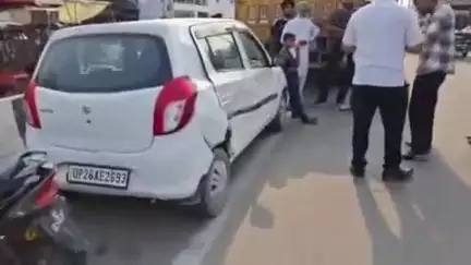 रुद्रपुर: इंद्रा चौक पर ट्रक ने कार को मारी टक्कर, कार हुई क्षतिग्रस्त