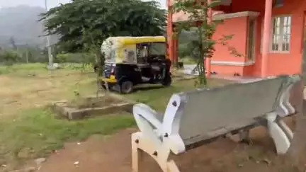 ಚಿತ್ರದುರ್ಗ: ನಗರದ ಯಾದವ ಗುರುಪೀಠದಲ್ಲಿ ಕಾಣಿಸಿಕೊಂಡ ಹಾವಿನ ರಕ್ಷಣೆ