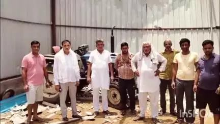 चरखी दादरी: मांढी हरिया में तेज आंधी से हुए नुकसान के मुआवजे की मांग को लेकर ग्रामीण हुए एकत्रित, विधायक से की जायजा लेने की मांग