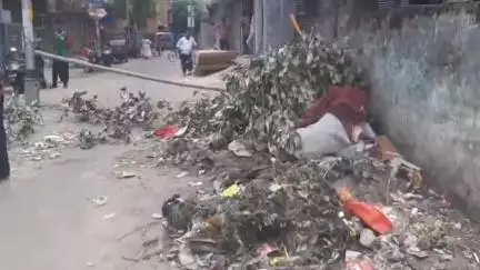 চণ্ডীতলা ২: উত্তরপাড়া পৌরসভার 7 নম্বর ওয়ার্ডের শিবতলা স্ট্রিট এলাকায় রাস্তা দখল করে আবর্জনার স্তুপ, সমস্যায় স্থানীয়রা #jansamasya