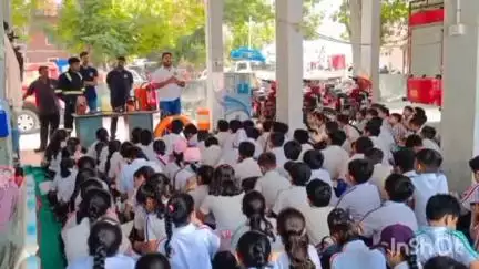 આણંદ શહેર: ગંજ બજાર નજીક આવેલ ફાયર એન્ડ ઇમરજન્સી વિભાગની વ્રજ શાળાના વિદ્યાર્થીઓએ મુલાકાત લીધી
