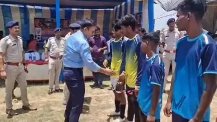 আউশগ্রাম ২: আউশগ্রামে ফুটবলারদের দু-পা দিয়ে স্বপ্ন আঁকড়ে ধরার আহ্বান জানালেন জেলার অতিরিক্ত পুলিশ সুপার