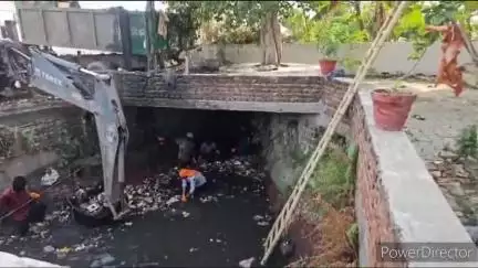 किच्छा: नहरों की सफाई व्यवस्था की किच्छा में एसडीएम ने की जांच