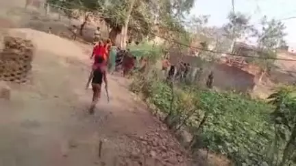 लिधौरा: उपरारा गांव में जमीनी विवाद को लेकर दो पक्षों के बीच हुई मारपीट, वीडियो आया सामने