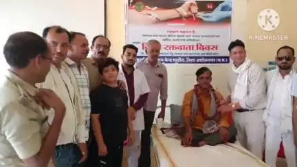 शाढ़ौरा: सामुदायिक स्वास्थ्य केंद्र शाढ़ौरा में 'विश्व रक्तदाता दिवस' पर रक्तदान शिविर का हुआ आयोजन, 18 यूनिट रक्त हुआ एकत्रित