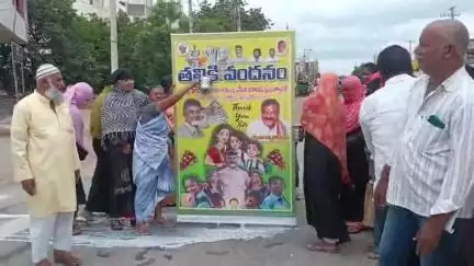 తల్లికి వందనం పథకం అమలు చేయడంతో బేతంచెర్లలో సీఎం చంద్రబాబు చిత్రపటానికి పాలాభిషేకం చేసిన మహిళలు