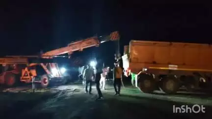 पीपलखूंट: पीपलखूंट से सेमलिया मार्ग पर बाइक सवार को बचाने के प्रयास में ट्रोला हाईवे से उतरा, बड़ा हादसा टला