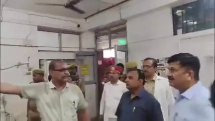 जौनपुर: जिला चिकित्सालय का DM ने किया औचक निरीक्षण