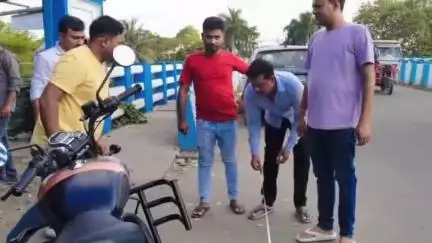 ভাঙড় ২: ভাঙ্গড় নুতন ব্রিজ থেকে কাঠালিয়া বাস ষ্ট্যান্ড পর্যন্ত স্ট্রীট লাইট এর কাজ শুরু হওয়ার আগে প্রস্তুতি তৃণমূল কর্মীদের