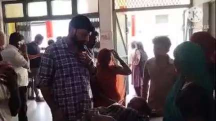 संभल: मानकपुर गांव में घर की लिपाई के लिए मिट्टी खोदने गई दो किशोरियों को मिट्टी की ढंग में देवी अस्पताल में कराया भर्ती