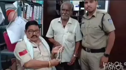 ताल: ताल में सफाई कर्मचारी ने ईमानदारी की मिसाल पेश की, चांदी का छल्ला पुलिस को सौंपा