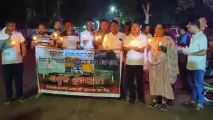ସୁନ୍ଦରଗଡ ସହର: ଗୁଜୁରାଟ ଅହମ୍ମଦାବାଦ ରେ ବିମାନ ଦୁର୍ଘଟଣାରେ ପ୍ରାଣ ହରାଇ ଥିବା ସମସ୍ତ ଯାତ୍ରୀଙ୍କୁ ଡିଆରଡିଏ ଛକ ରେ ବିଜେପି ପକ୍ଷରୁ ଅଶ୍ରୁଳ ଶ୍ରଦ୍ଧାଞ୍ଜଳି