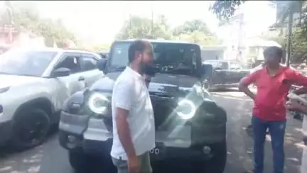 धनबाद/केंदुआडीह: धनबाद के रणधीर वर्मा चौक पर काले रंग की थार का चालक ट्रैफिक पुलिस से उलझा, दी गई हिदायत