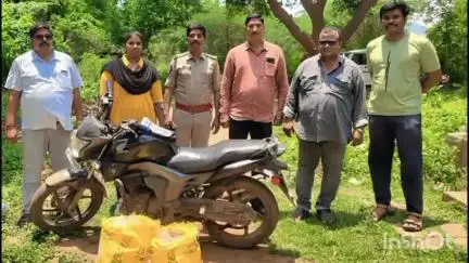 శ్రీకాకుళం: ఎం ఎస్ పల్లి గ్రామం వద్ద 500 నాటుసారా ప్యాకెట్లు, ద్విచక్ర వాహనం పట్టుకున్న ఎక్సైజ్ సీఐ జివి రమణ