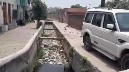 स्याना के बीचो-बीच मोहल्ला हनीफगढ़ी से गुजरने वाला  गंदगी से हटा नाला, नगरवासी परेशान#jansamasya