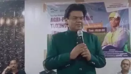 राजातालाब: रोहनिया में किसानों को अपने खेतों में सौर ऊर्जा लगाने के लिए दिया गया प्रशिक्षण