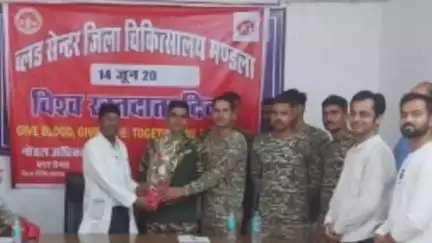 मंडला: जिला अस्पताल में विश्व रक्तदान दिवस पर रक्तदान के महत्व पर आयोजित हुआ कार्यक्रम
