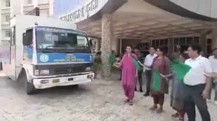 गुमला: धरती आबा जनभागीदारी अभियान के लिए जागरूकता रथ समाहरणालय परिसर से रवाना