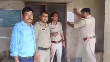 गोला: न्यायालय के आदेश पर गोला पुलिस ने पश्चिम बंगाल के मालदा ज़िले में आरोपी के घर पर इश्तिहार चिपकाया
