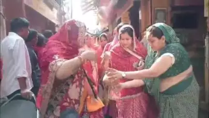 मथुरा: कॉरिडोर और न्यास गठन के विरोध में महिलाओं ने 17वें दिन दूध की धार से लगाई बांके बिहारी की परिक्रमा