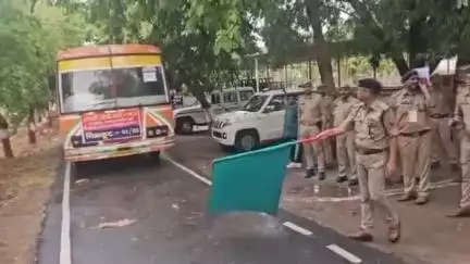 कर्वी: चित्रकूट पुलिस लाइन से एसपी ने आरक्षी भर्ती में चयनित अभ्यर्थियों को बस से लखनऊ के लिए रवाना किया