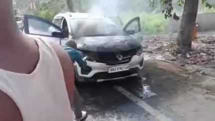 हाजीपुर: रहीमपुर में अचानक एक कार में लगी आग, मौके पर मची अफरातफरी