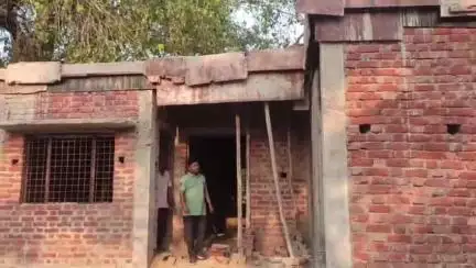 पुरवा: भांडी गांव में निर्माणाधीन आंगनवाड़ी केंद्र की शटरिंग खुलने पर झुकी हुई छत का वीडियो सोशल मीडिया पर हो रहा वायरल