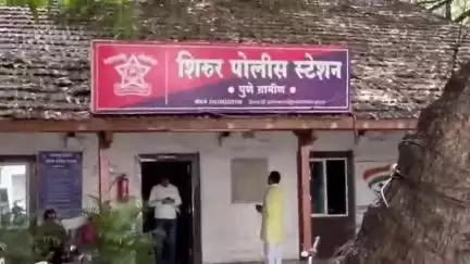 शिरूर: मांडवगण फराटा येथे अवैध दारू विक्रीवर शिरूर पोलिसांचा छापा; दोन जणांवर गुन्हे दाखल.