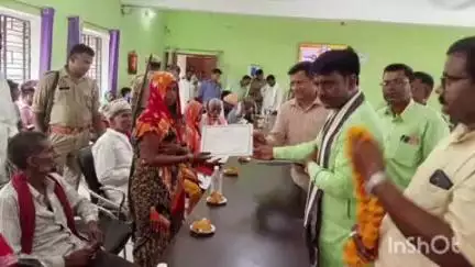 धनघटा: धनघटा तहसील सभागार में विधायक गणेश चंद्र चौहान ने सभी आवंटियों को प्रदान किया पट्टा प्रमाणपत्र