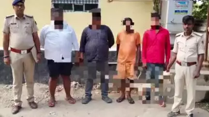 छपरा: इसुआपुर पुलिस ने 4 अभियुक्तों को 8 बाइक और नगदी के साथ किया गिरफ्तार