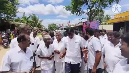 நாட்றாம்பள்ளி: கொத்தூர் பகுதியில் அதிமுக சார்பில் விளையாட்டு உபகரணங்கள் வழங்கும் நிகழ்ச்சி முன்னாள் அமைச்சர் கே.சி. வீரமணி பங்கேற்பு