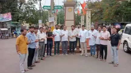 बासोदा: बासौदा के जयस्तंभ चौराहे पर अहमदाबाद विमान हादसे में मृतकों को श्रद्धांजलि दी गई