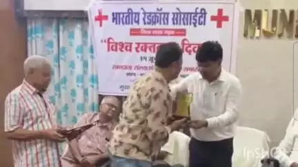 गढ़वा: रक्तदान में उत्कृष्ट प्रदर्शन करने वालों को नगरपरिषद सभागार में अतिथियों ने किया सम्मानित
