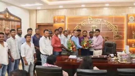 चाईबासा: विश्व आदिवासी दिवस आयोजन समिति के सदस्य उपायुक्त से मिले, किया स्वागत