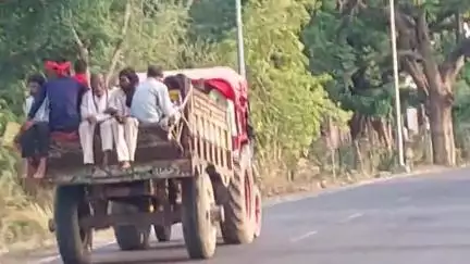 सिराथू: लोडर गाड़ियों और ट्रैक्टर ट्रॉलियों में भरकर कड़ा आने वाले लोगों के कारण फ़ैली अव्यवस्था, सड़क पर रहता है खतरा #jansamasya